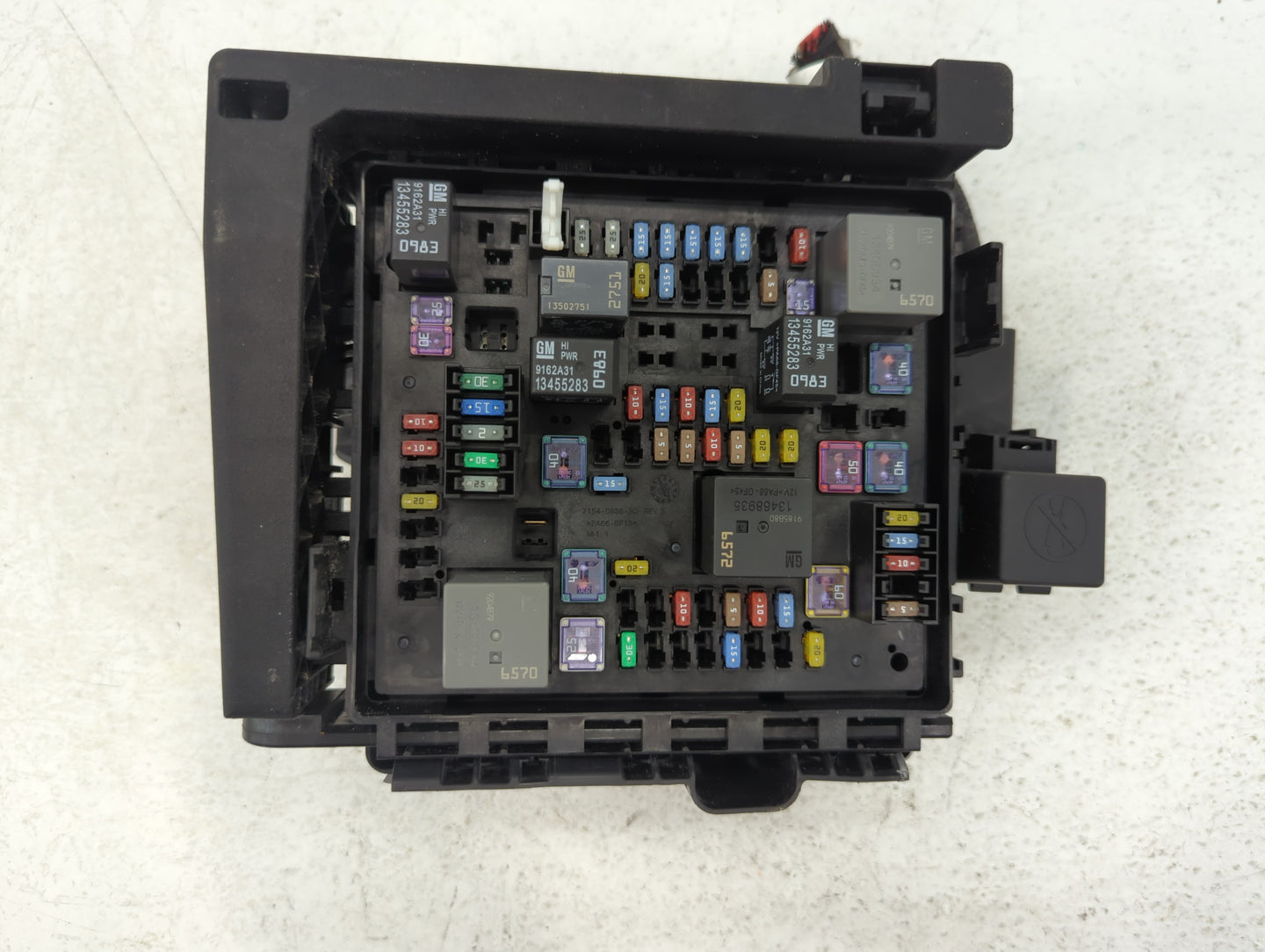 2021 Cadillac Xt5 Fusebox Fuse Box Panel Relay Module P/N:7154-0936-30 Fits OEM Used Auto Parts - Oemusedautoparts1.com