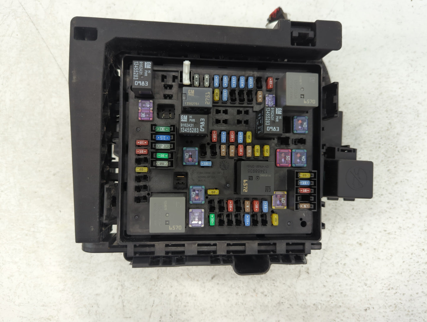 2021 Cadillac Xt5 Fusebox Fuse Box Panel Relay Module P/N:7154-0936-30 Fits OEM Used Auto Parts - Oemusedautoparts1.com