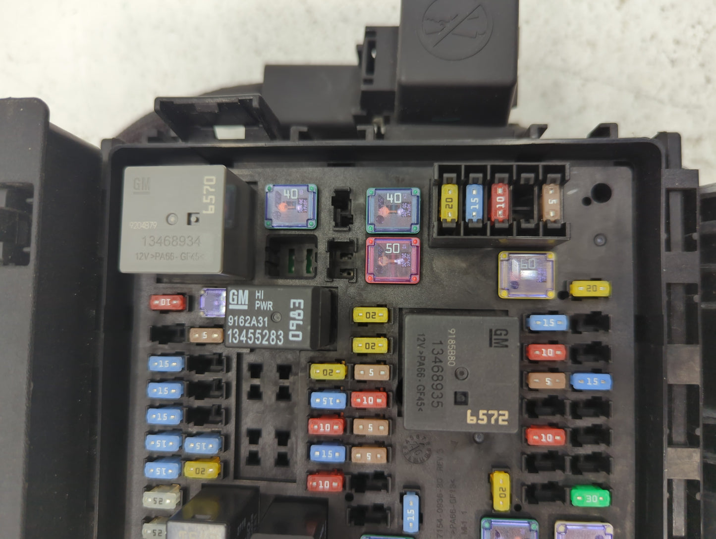 2021 Cadillac Xt5 Fusebox Fuse Box Panel Relay Module P/N:7154-0936-30 Fits OEM Used Auto Parts - Oemusedautoparts1.com
