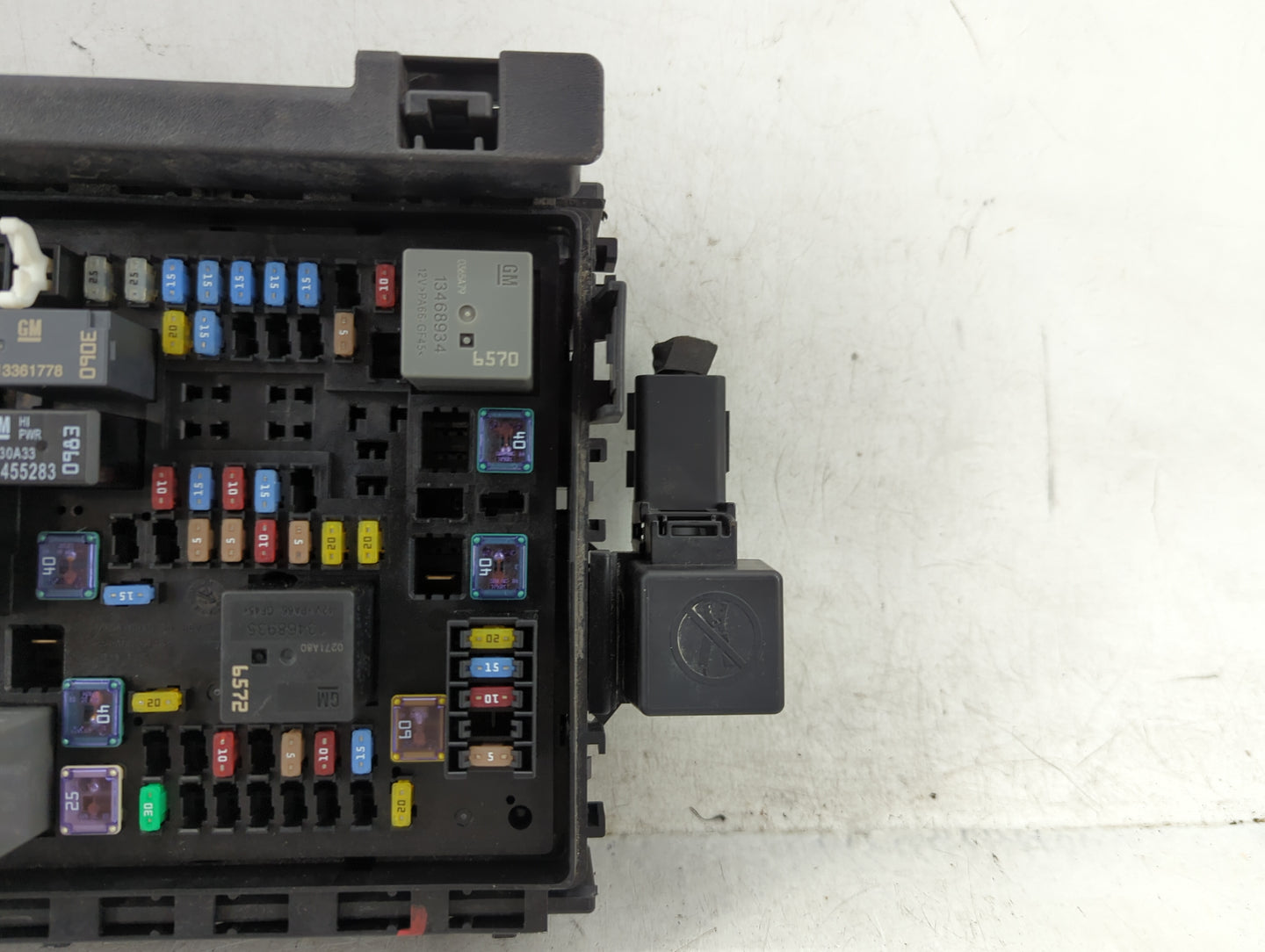 2020-2021 Chevrolet Blazer Fusebox Fuse Box Panel Relay Module P/N:812914718 84949765 Fits Fits 2020 2021 OEM Used Auto Part