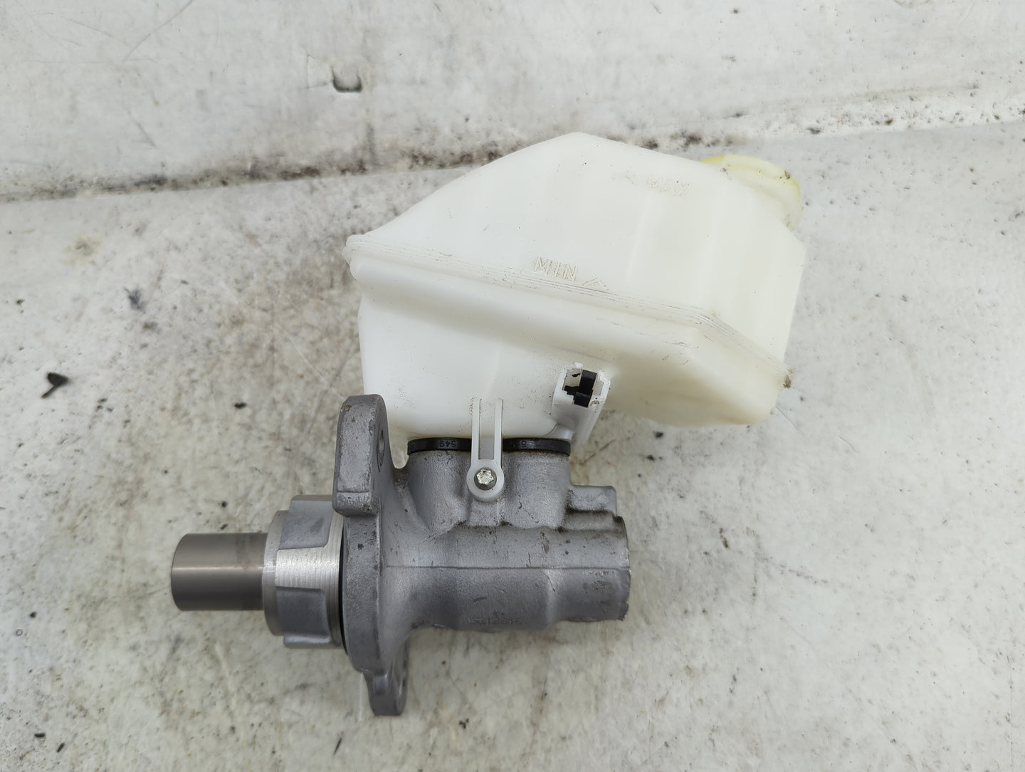 2021-2021 Chevrolet Camaro Brake Master Cylinder 1490540 - Oemusedautoparts1.com