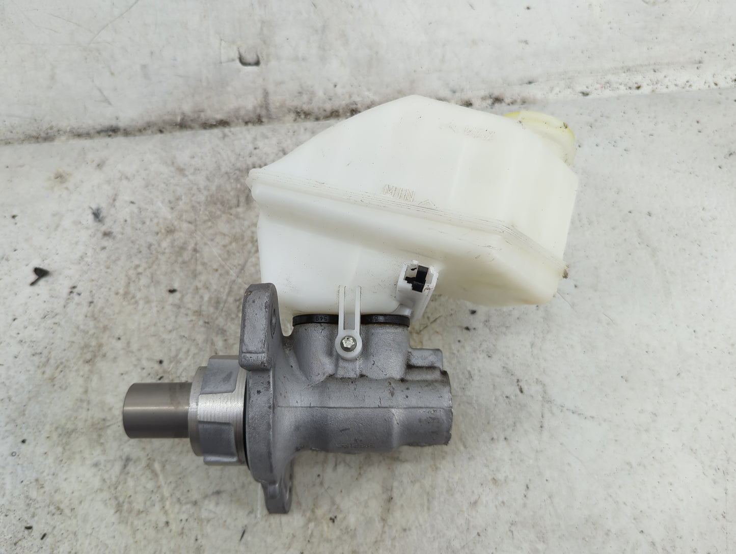 2021-2021 Chevrolet Camaro Brake Master Cylinder 1490540 - Oemusedautoparts1.com