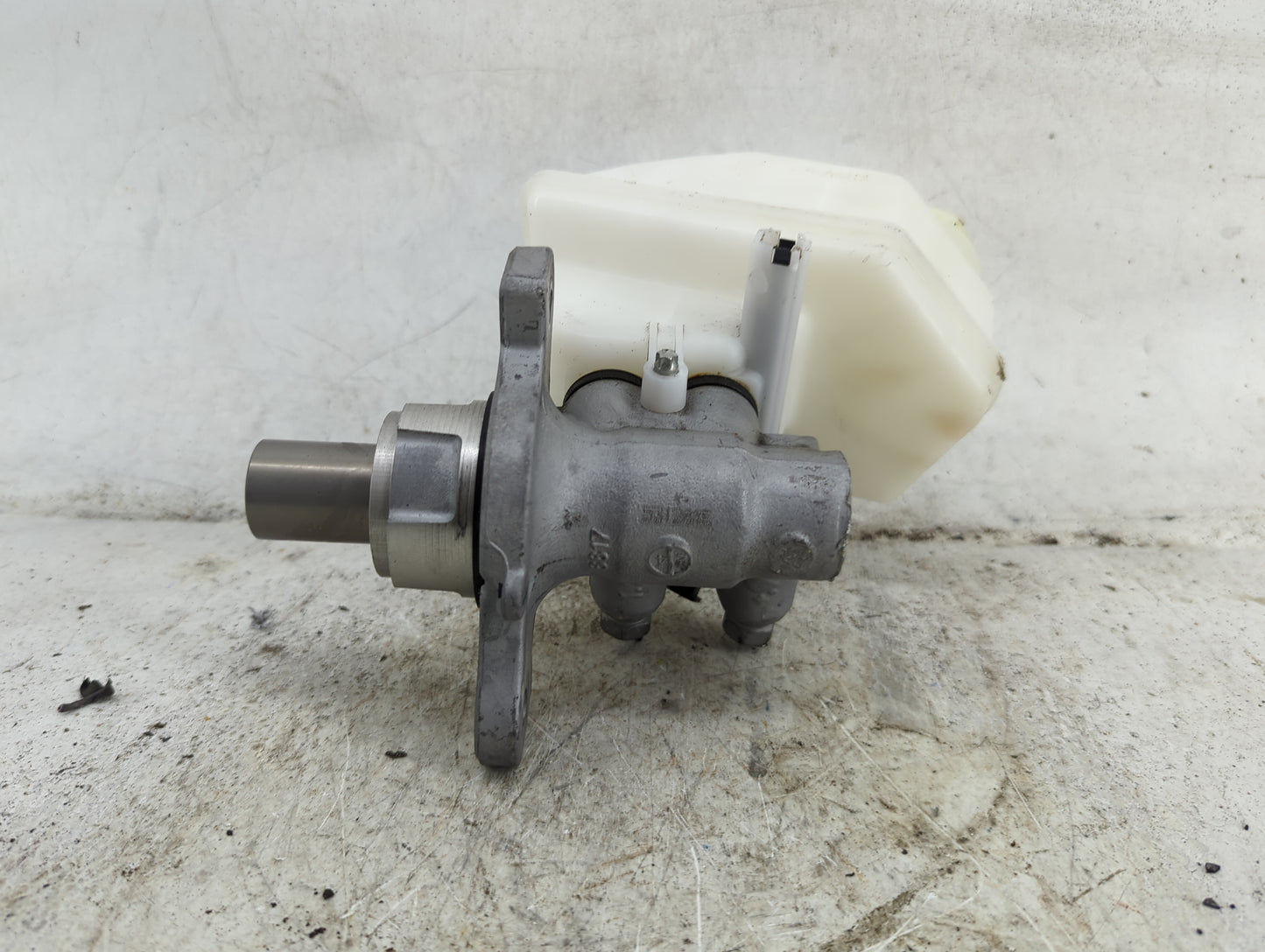 2021-2021 Chevrolet Camaro Brake Master Cylinder 1490540 - Oemusedautoparts1.com