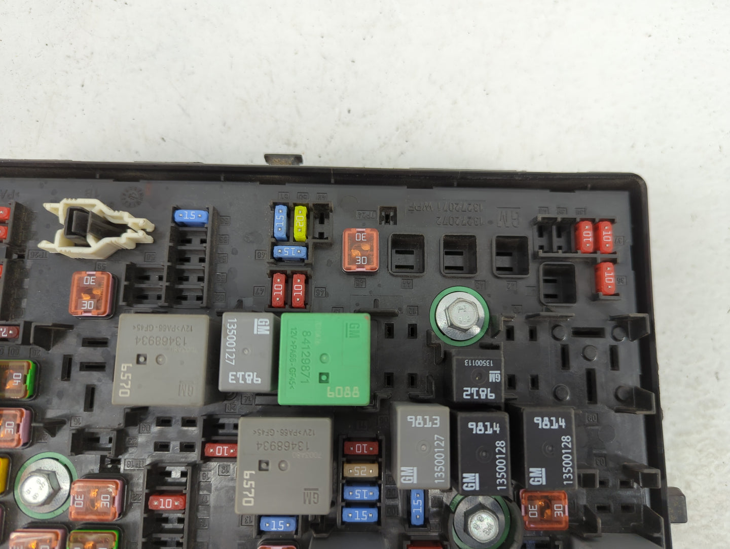 2020-2022 Chevrolet Colorado Fusebox Fuse Box Panel Relay Module P/N:812461952 Fits Fits 2020 2021 2022 OEM Used Auto Parts 