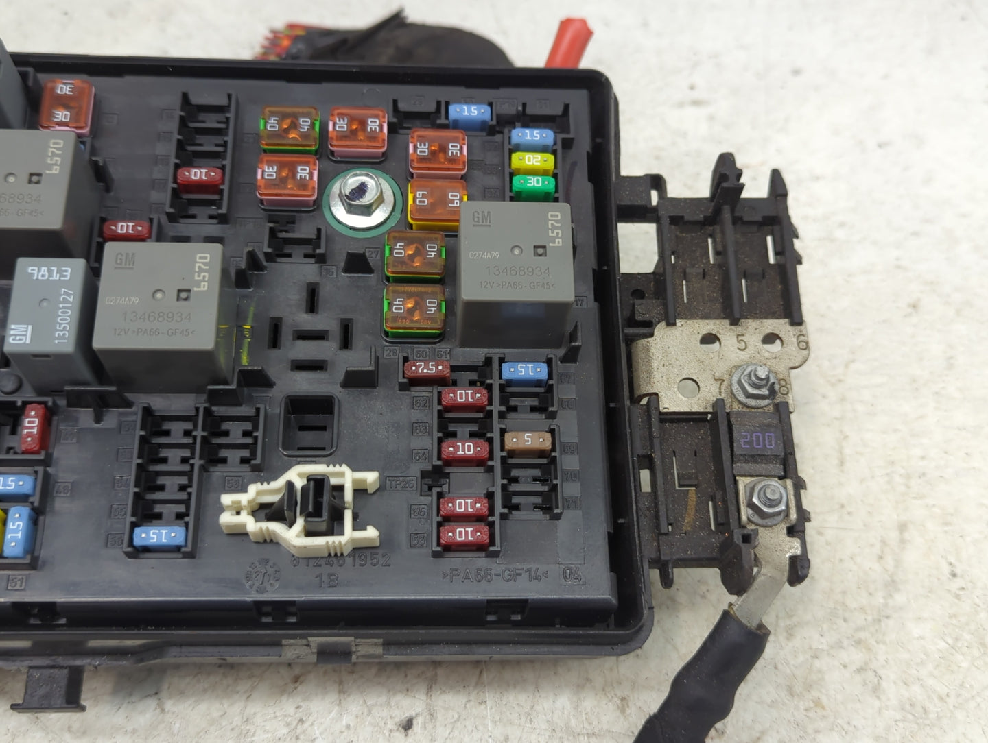 2020-2022 Chevrolet Colorado Fusebox Fuse Box Panel Relay Module P/N:84616960 13222782, 13255300 Fits Fits 2020 2021 2022 OE