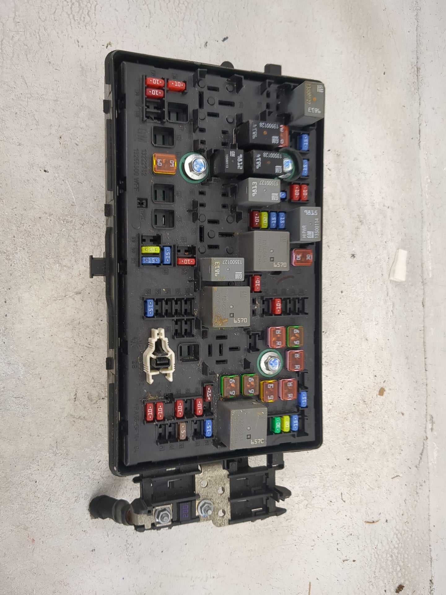 2020-2022 Chevrolet Colorado Fusebox Fuse Box Panel Relay Module P/N:84616960_02 Fits Fits 2020 2021 2022 OEM Used Auto Part