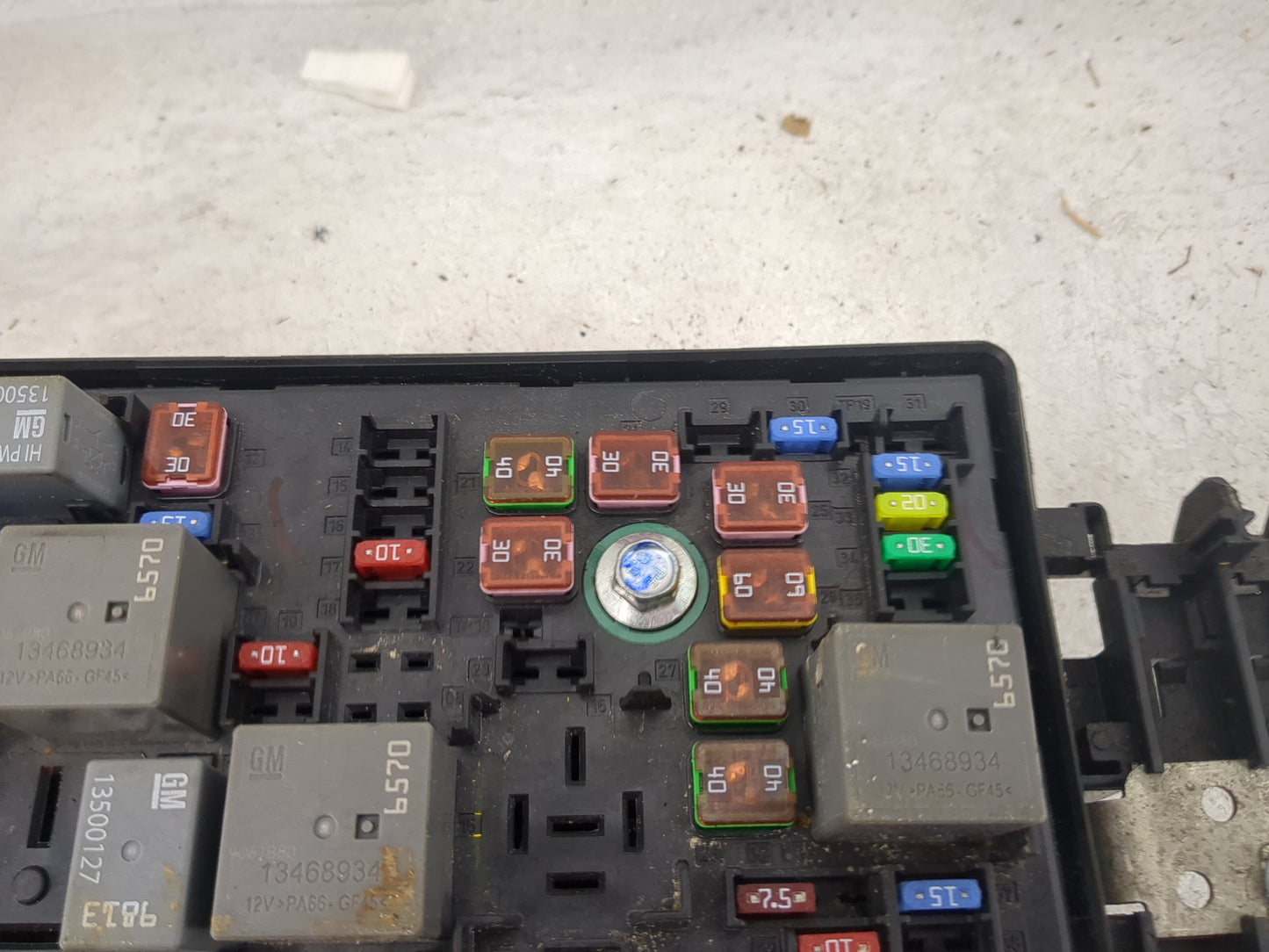 2020-2022 Chevrolet Colorado Fusebox Fuse Box Panel Relay Module P/N:84616960_02 Fits Fits 2020 2021 2022 OEM Used Auto Part