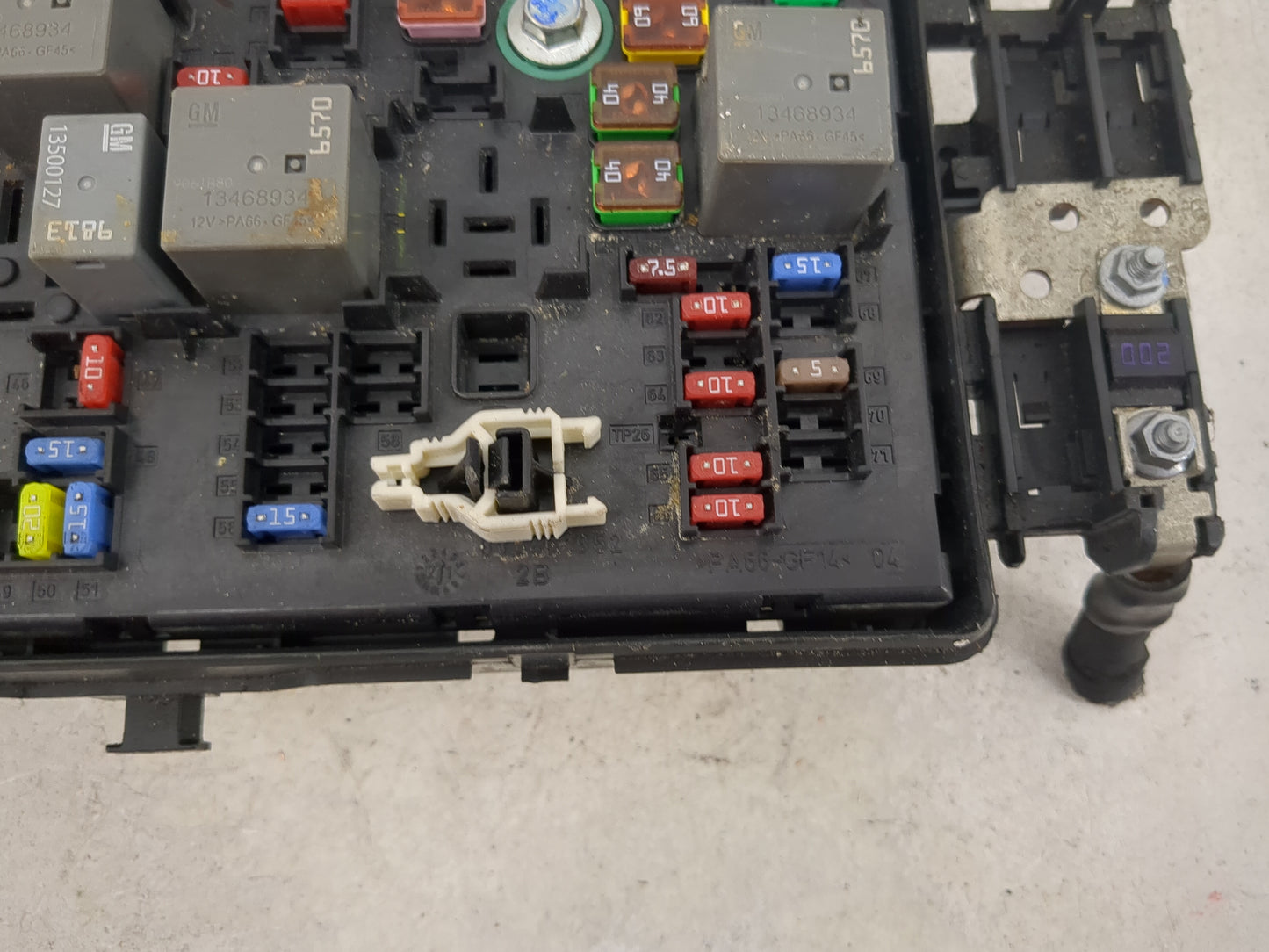 2020-2022 Chevrolet Colorado Fusebox Fuse Box Panel Relay Module P/N:84616960_02 Fits Fits 2020 2021 2022 OEM Used Auto Part