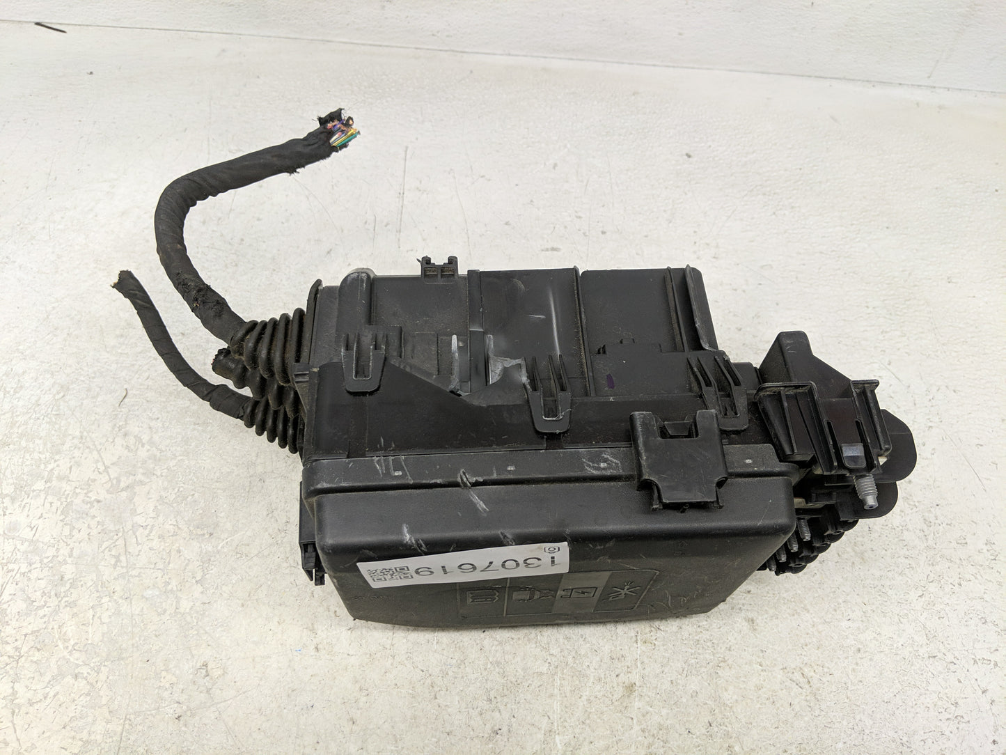 2018-2022 Chevrolet Equinox Fusebox Fuse Box Panel Relay Module P/N:84733372 Fits Fits 2018 2019 2020 2021 2022 OEM Used Aut