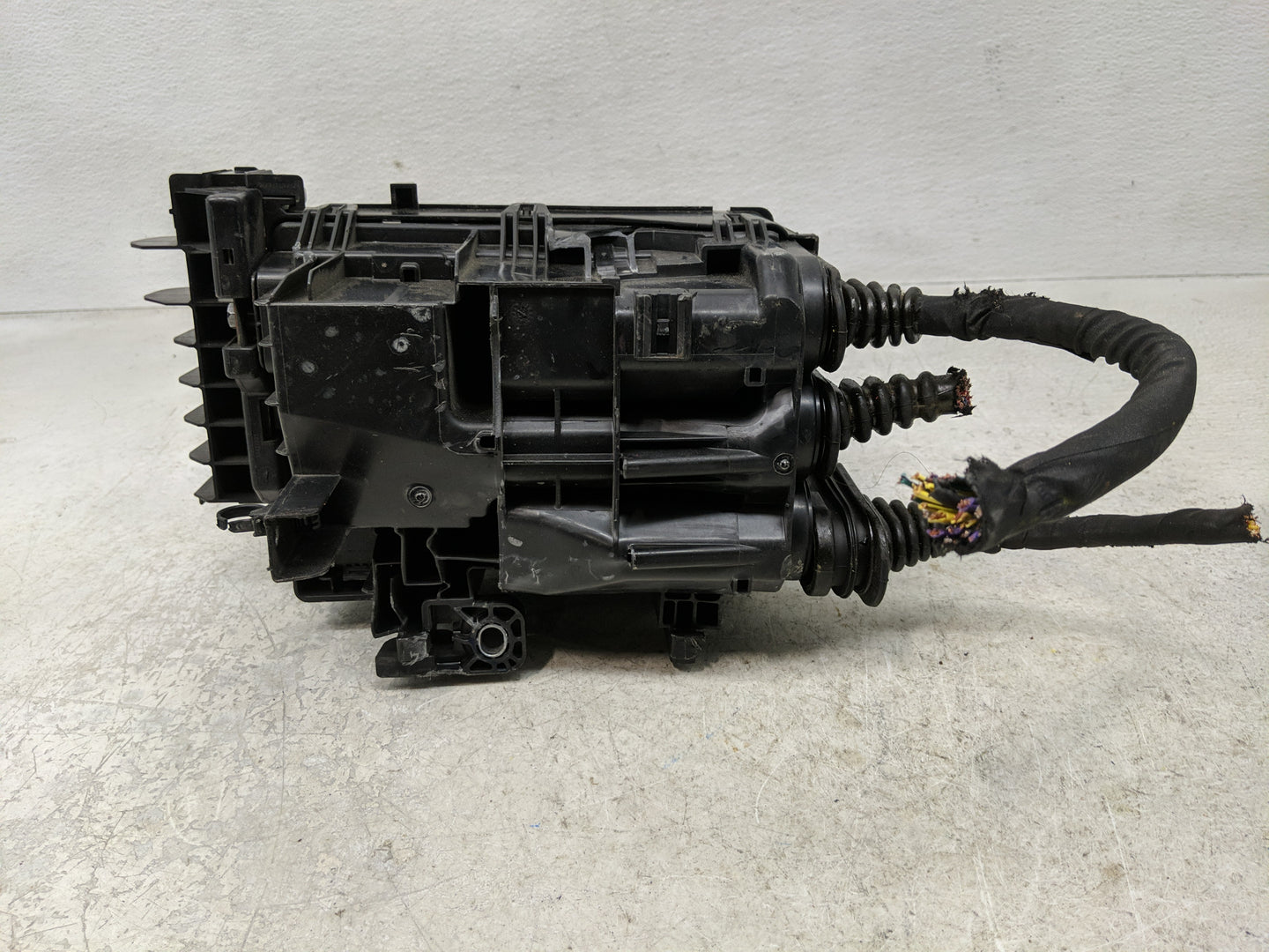 2018-2022 Chevrolet Equinox Fusebox Fuse Box Panel Relay Module P/N:84733372 Fits Fits 2018 2019 2020 2021 2022 OEM Used Aut