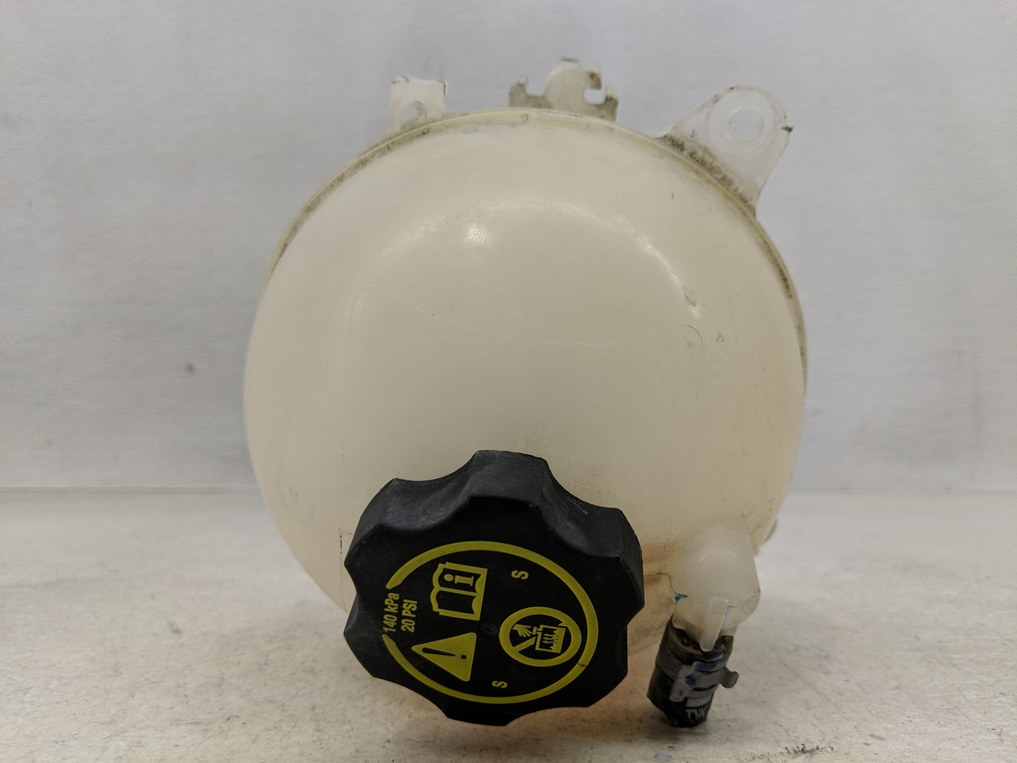 2018-2022 Chevrolet Equinox Windshield Washer Fluid Reservoir Bottle Oem - Oemusedautoparts1.com