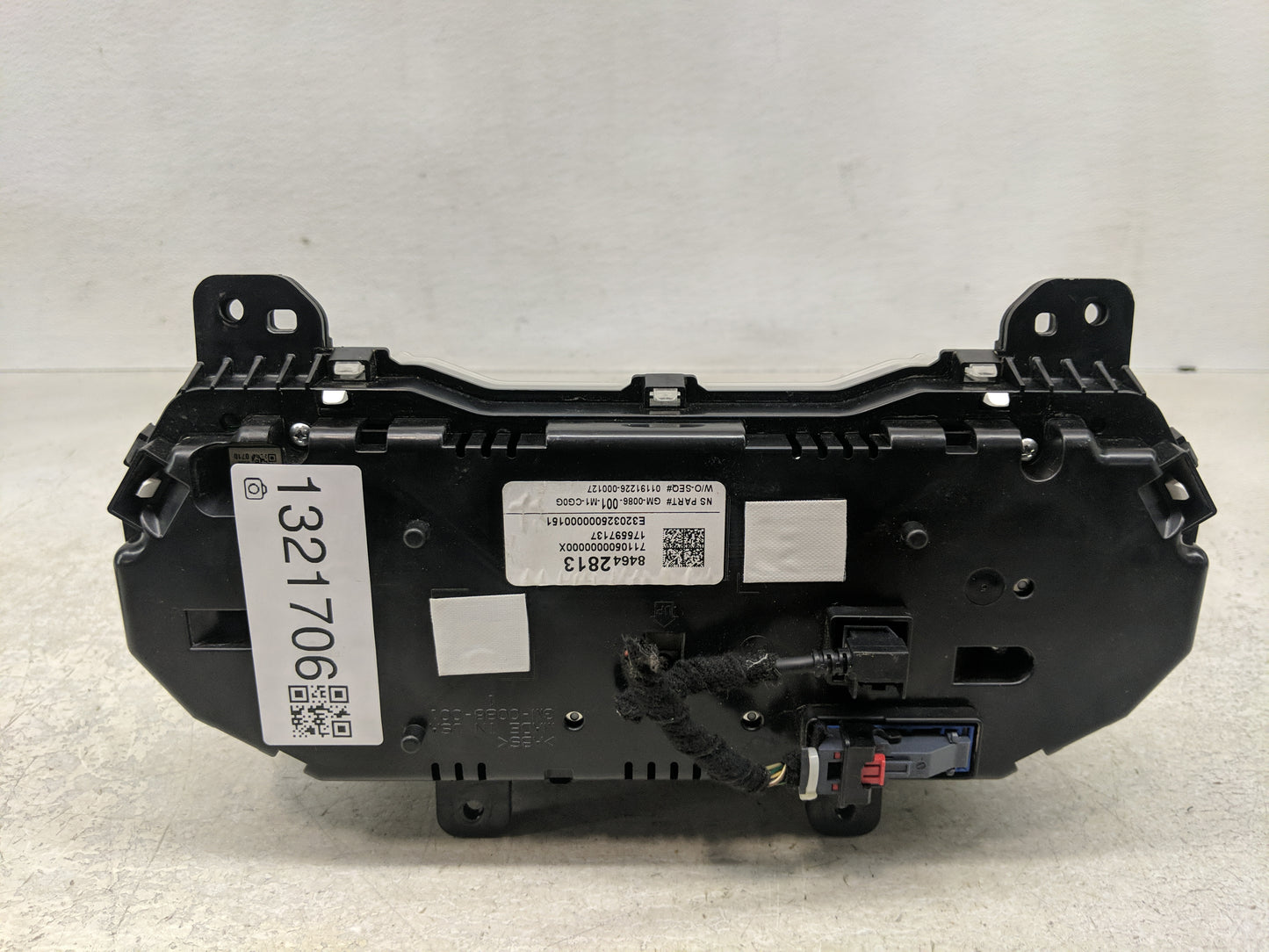 2019-2022 Chevrolet Equinox Instrument Cluster Speedometer Gauges P/N:175597137 84642813 Fits Fits 2019 2020 2021 2022 OEM U