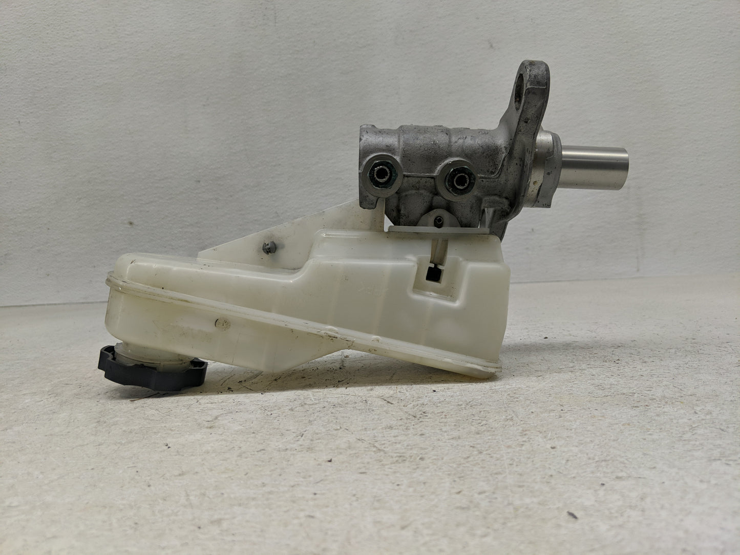 2016-2021 Chevrolet Malibu Brake Master Cylinder - Oemusedautoparts1.com