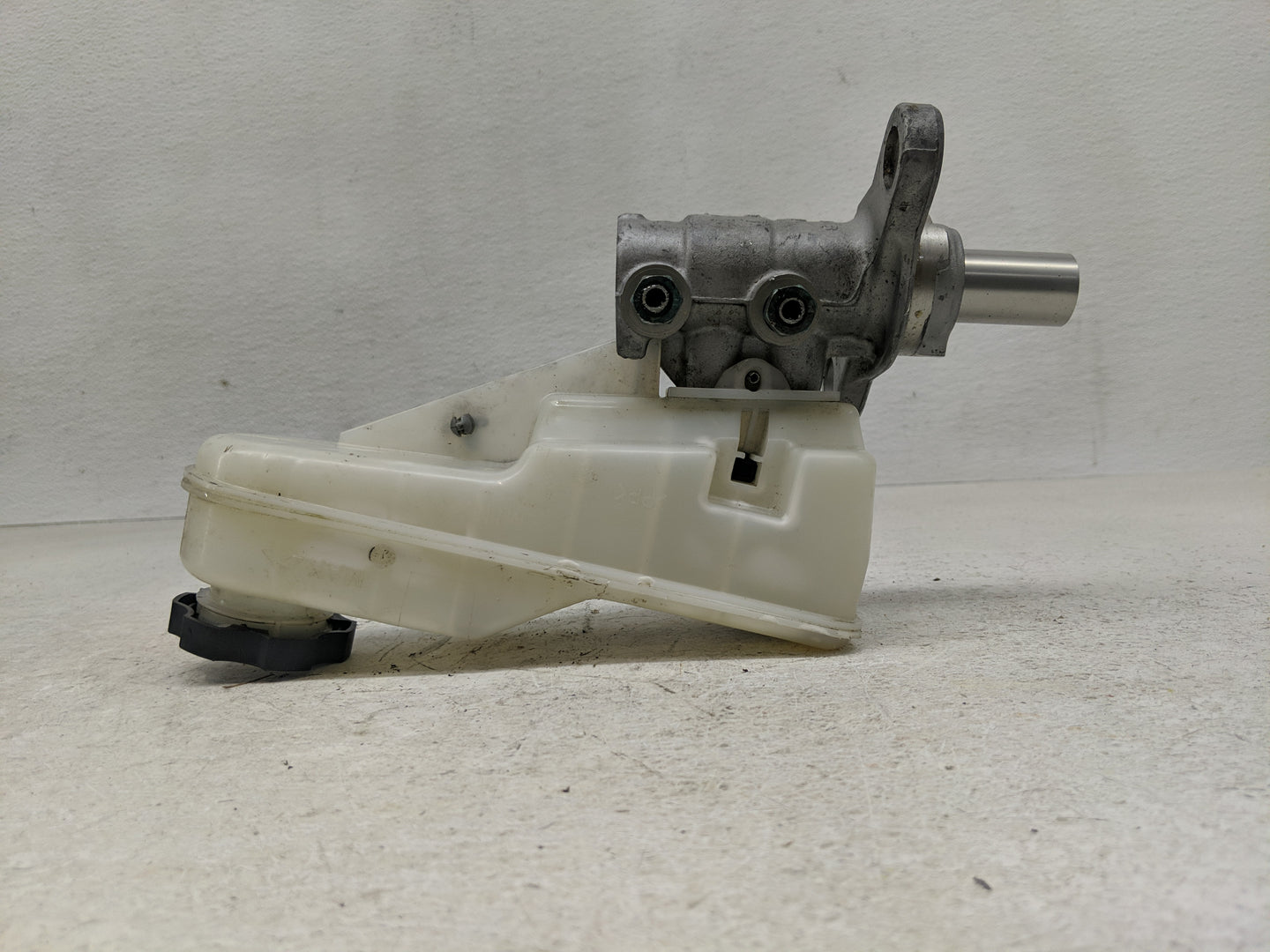2016-2021 Chevrolet Malibu Brake Master Cylinder 1302311 - Oemusedautoparts1.com