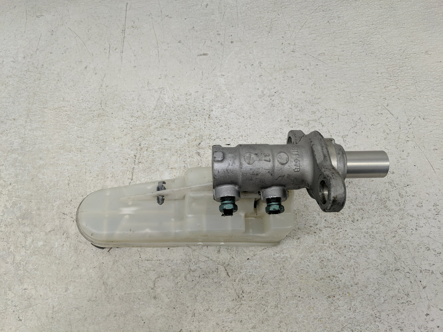 2016-2021 Chevrolet Malibu Brake Master Cylinder 1302311 - Oemusedautoparts1.com
