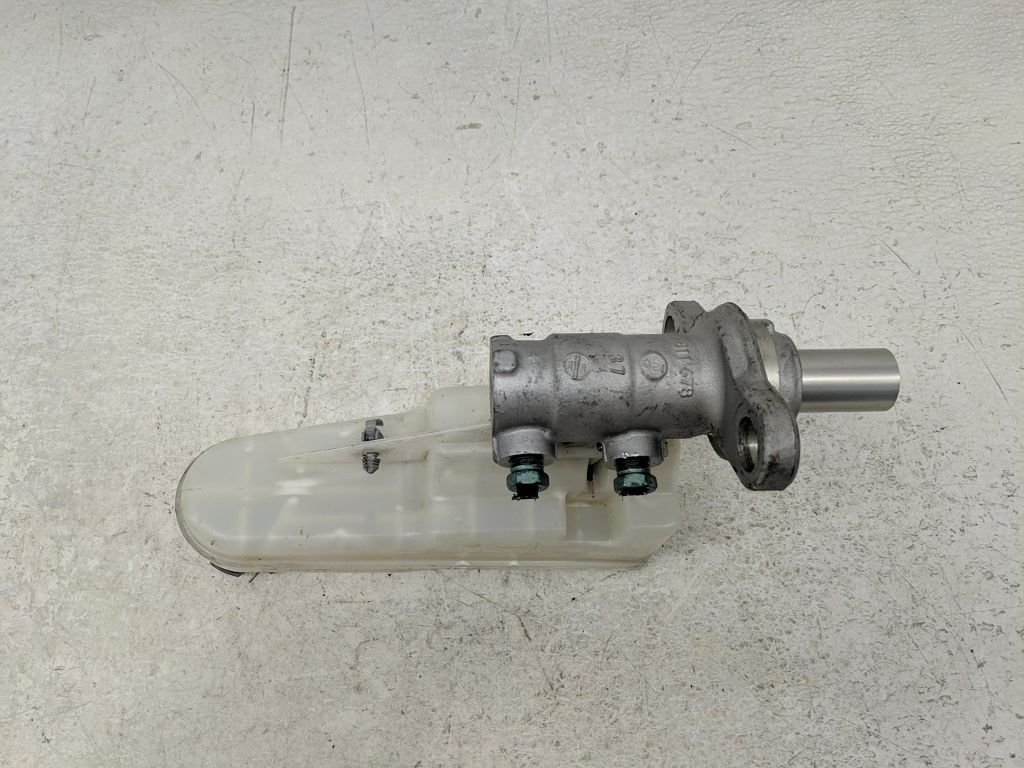 2016-2021 Chevrolet Malibu Brake Master Cylinder 1302311 - Oemusedautoparts1.com