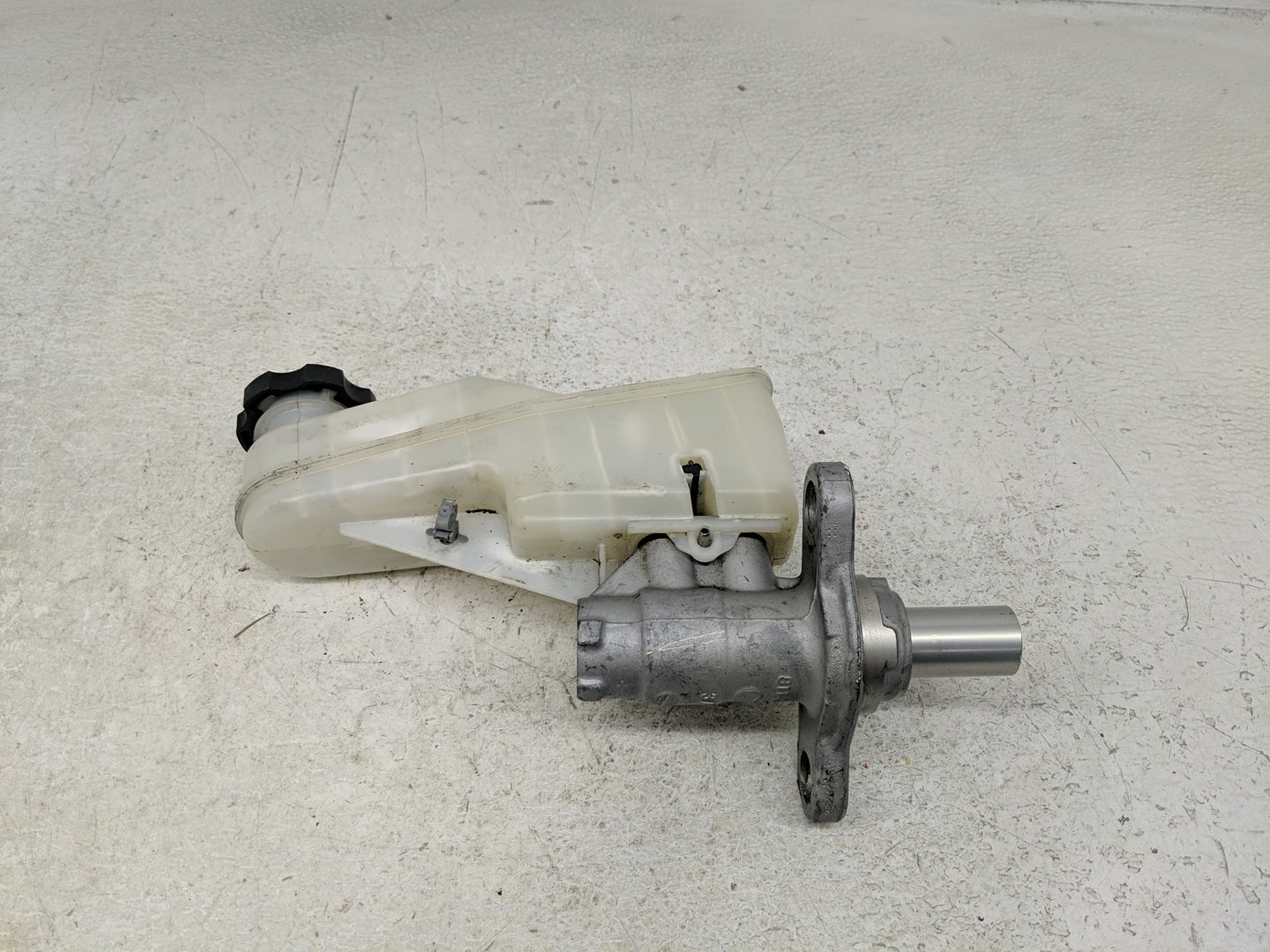 2016-2021 Chevrolet Malibu Brake Master Cylinder 1302311 - Oemusedautoparts1.com