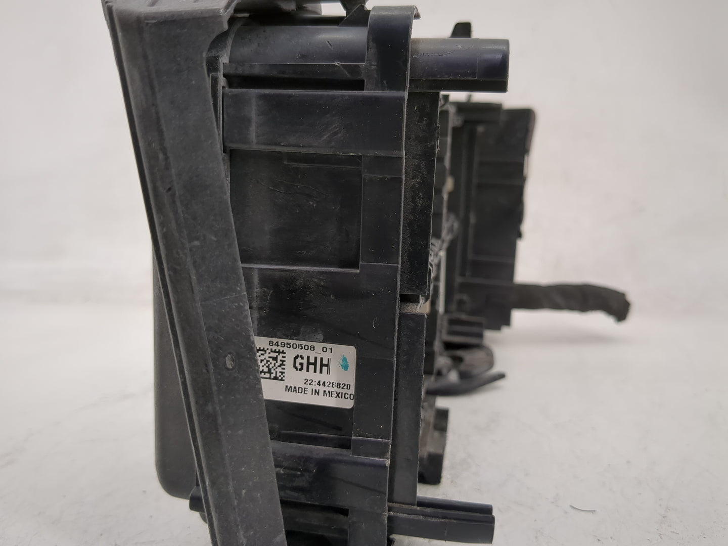 2021 Chevrolet Malibu Fusebox Fuse Box Panel Relay Module P/N:84950508-01 Fits Fits 2018 2019 2020 OEM Used Auto Parts - Oem