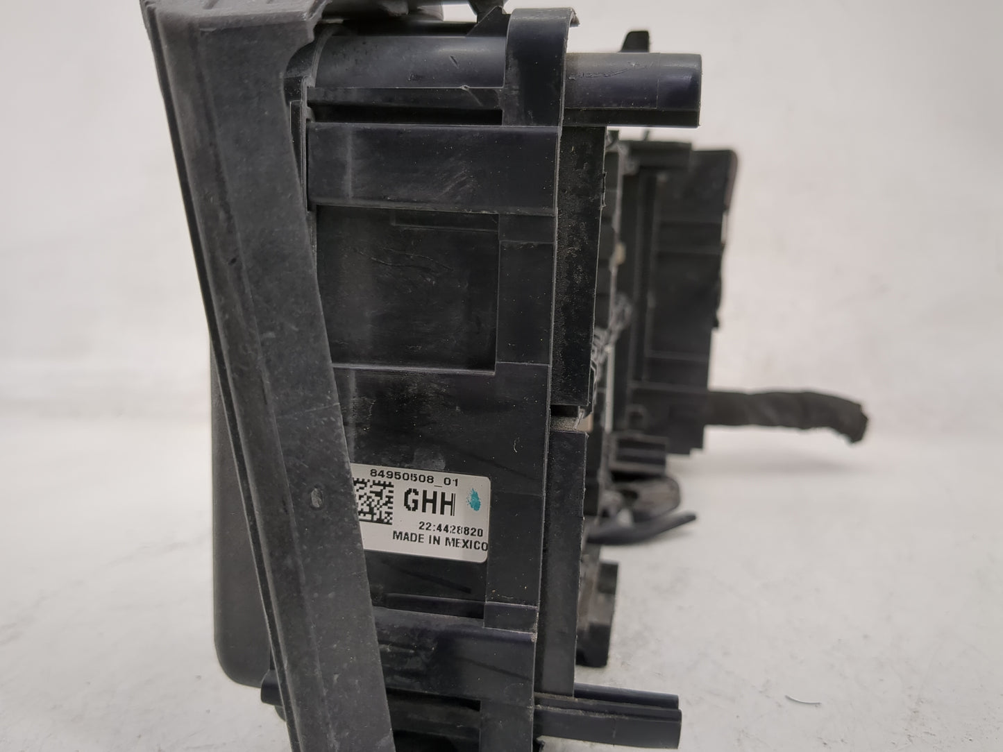 2021 Chevrolet Malibu Fusebox Fuse Box Panel Relay Module P/N:84950508-01 Fits Fits 2018 2019 2020 OEM Used Auto Parts - Oem