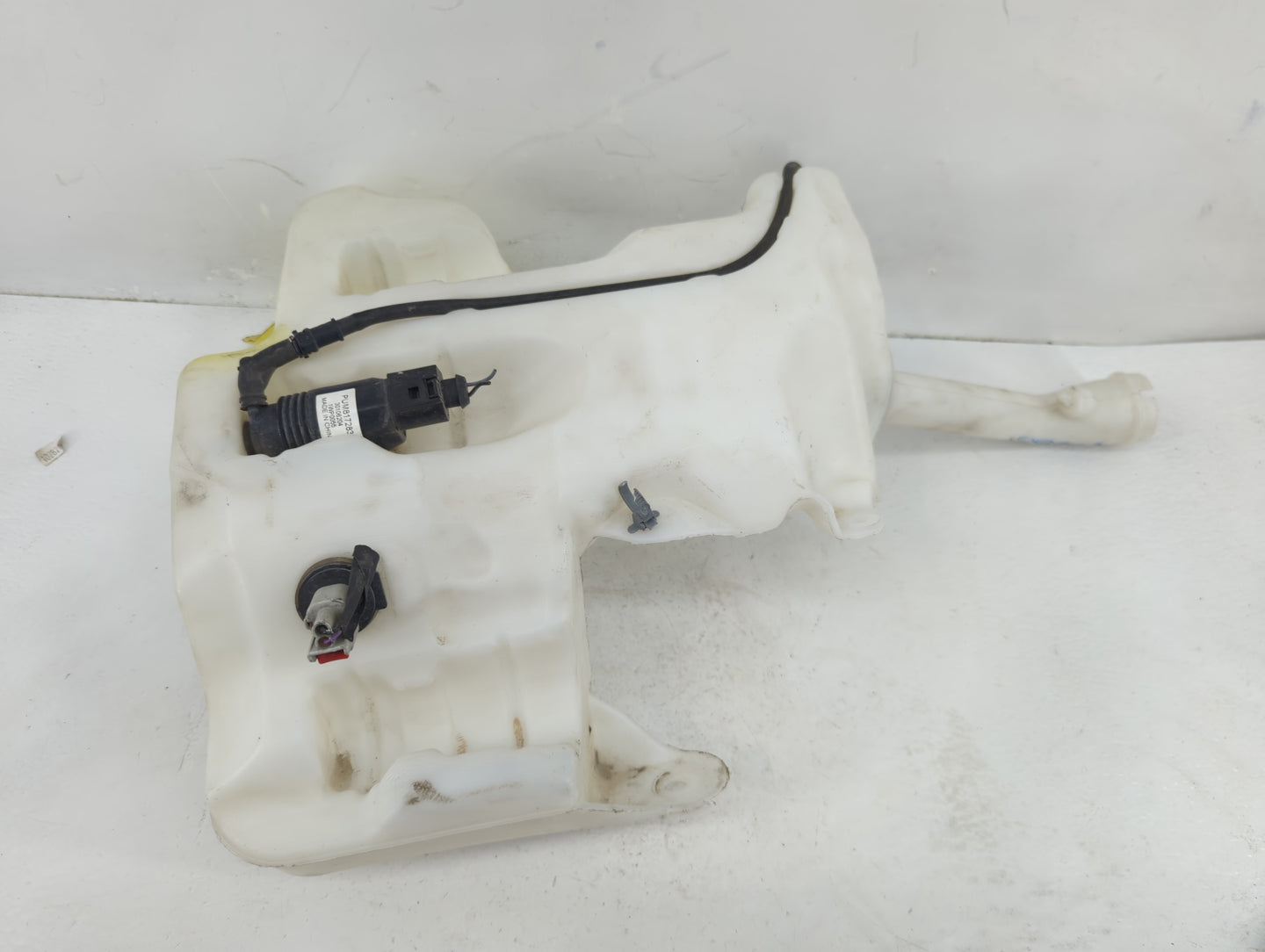 2017-2021 Chevrolet Malibu Windshield Washer Fluid Reservoir Bottle Oem - Oemusedautoparts1.com