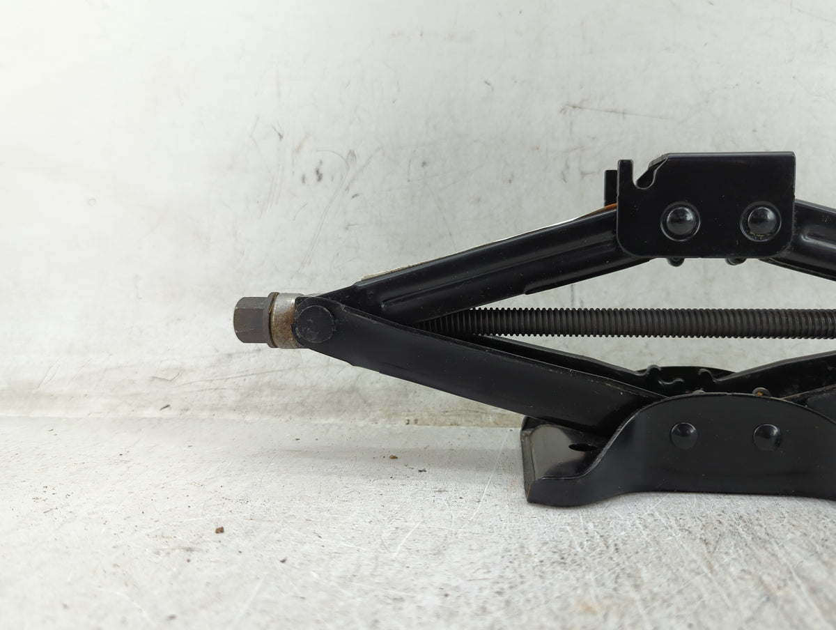 2021 Chevrolet Malibu Spare Scissor Car Jack 1431552 - Oemusedautoparts1.com