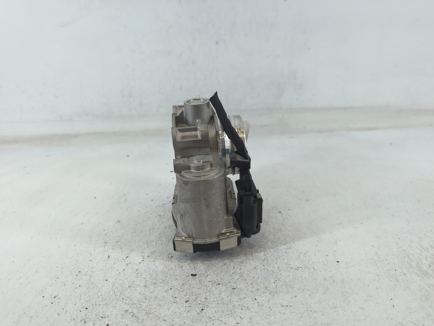 2016-2021 Chevrolet Malibu Throttle Body P/N:12671379AA Fits Fits 2016 2017 2018 2019 2020 2021 2022 OEM Used Auto Parts - O