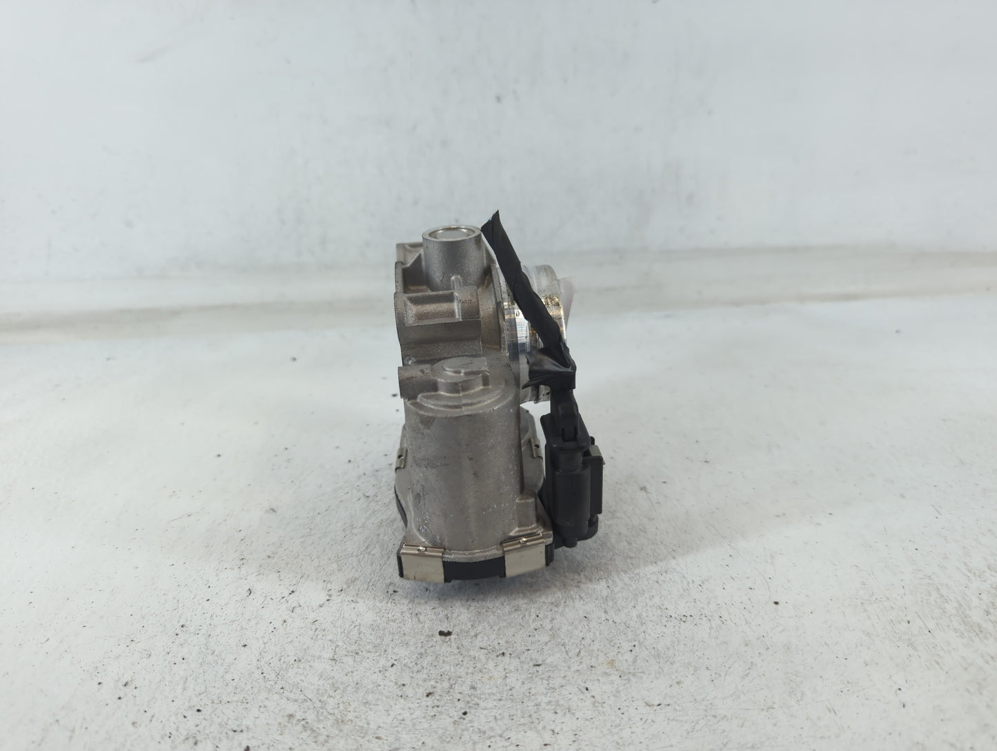 2016-2021 Chevrolet Malibu Throttle Body P/N:12671379AA Fits Fits 2016 2017 2018 2019 2020 2021 2022 OEM Used Auto Parts - O