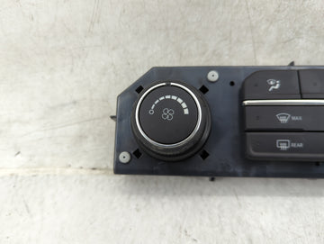 2019-2022 Chevrolet Silverado 1500 Climate Control Module Temperature AC/Heater Replacement P/N:84542734 7370200000000X Fits OEM Used Auto Parts