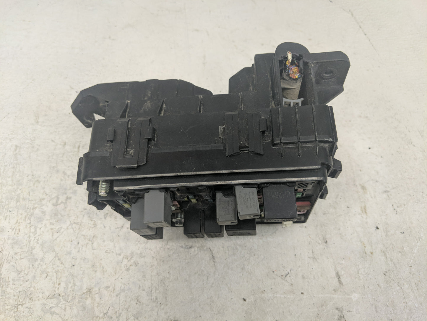 2020-2021 Chevrolet Spark Fusebox Fuse Box Panel Relay Module P/N:42702552 Fits Fits 2020 2021 OEM Used Auto Parts - Oemused