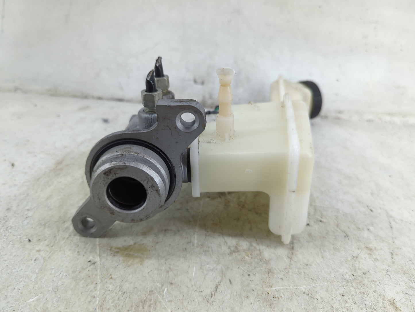 2016-2022 Chevrolet Spark Brake Master Cylinder 1492423 - Oemusedautoparts1.com