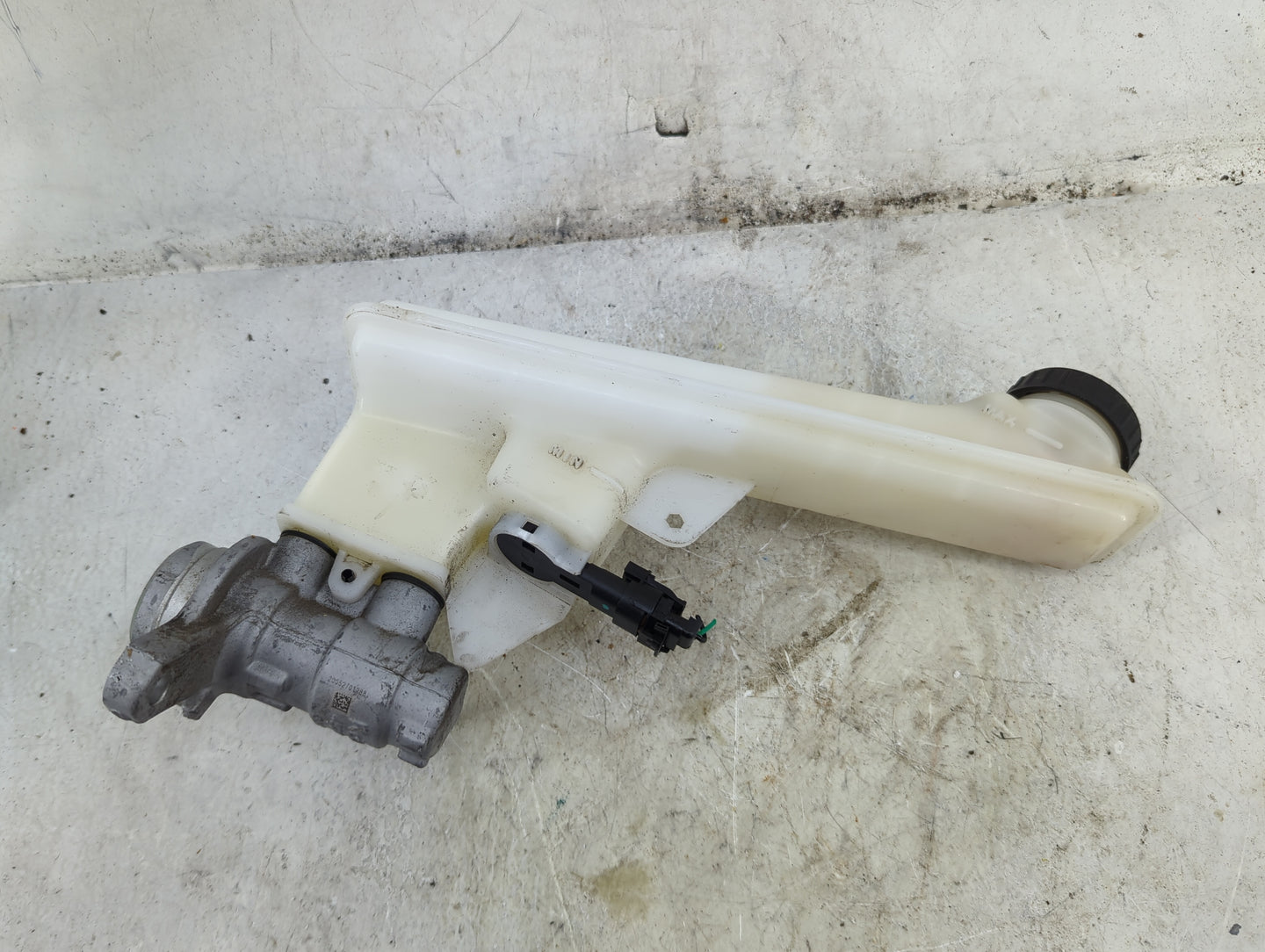 2016-2022 Chevrolet Spark Brake Master Cylinder 1492423 - Oemusedautoparts1.com