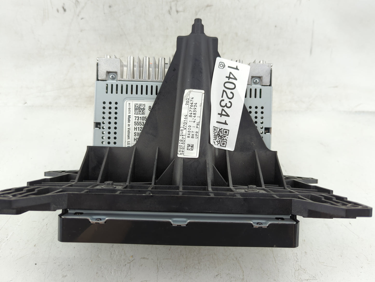 2021-2022 Chevrolet Trailblazer Radio AM FM Cd Player Receiver Replacement P/N:84776474 Fits Fits 2021 2022 OEM Used Auto Pa