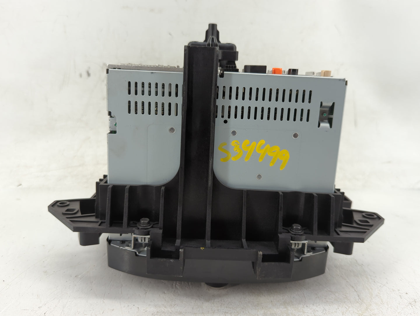 2021-2022 Chevrolet Trailblazer Radio AM FM Cd Player Receiver Replacement P/N:84776474 Fits Fits 2021 2022 OEM Used Auto Pa