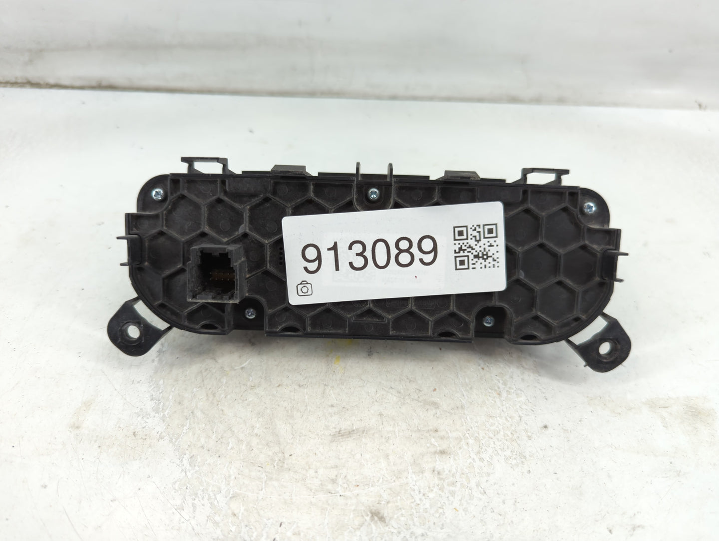 2021-2022 Chevrolet Trailblazer Climate Control Module Temperature AC/Heater Replacement Fits Fits 2021 2022 OEM Used Auto P