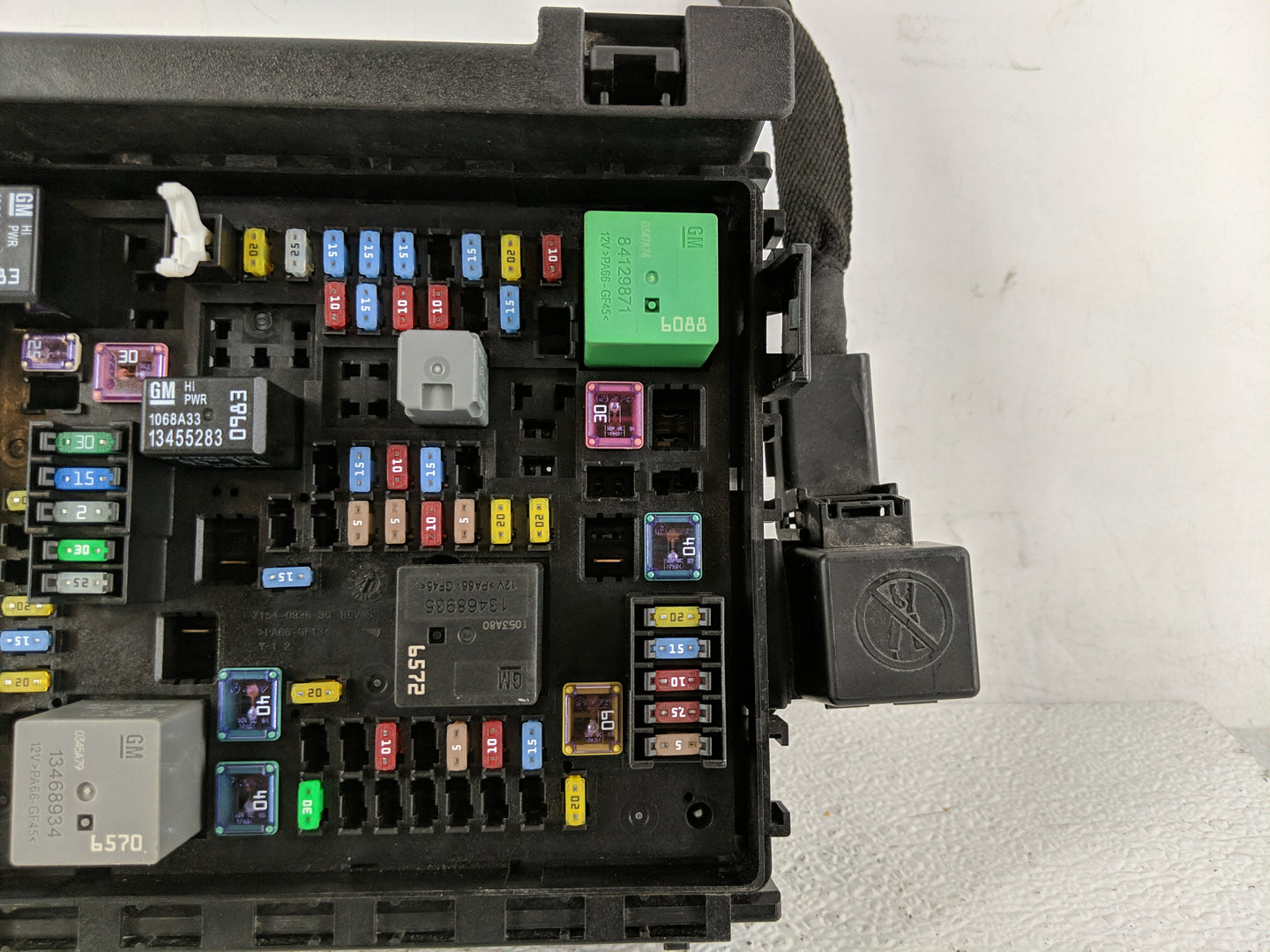 2020-2022 Chevrolet Traverse Fusebox Fuse Box Panel Relay Module P/N:812914718 85140174 Fits Fits 2019 2020 2021 2022 OEM Us