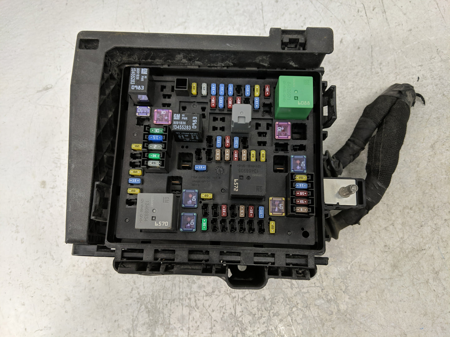 2020-2022 Chevrolet Traverse Fusebox Fuse Box Panel Relay Module P/N:7154-0936-30 Fits Fits 2019 2020 2021 2022 OEM Used Aut