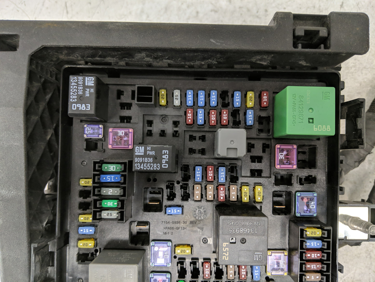 2020-2022 Chevrolet Traverse Fusebox Fuse Box Panel Relay Module P/N:7154-0936-30 Fits Fits 2019 2020 2021 2022 OEM Used Aut