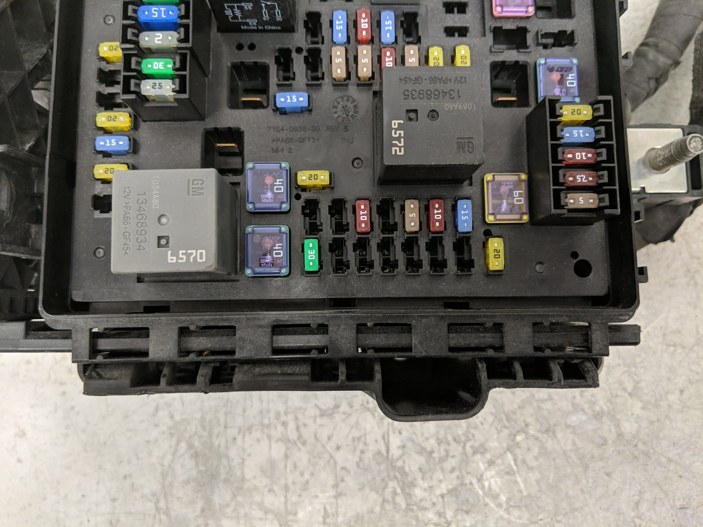 2020-2022 Chevrolet Traverse Fusebox Fuse Box Panel Relay Module P/N:7154-0936-30 Fits Fits 2019 2020 2021 2022 OEM Used Aut