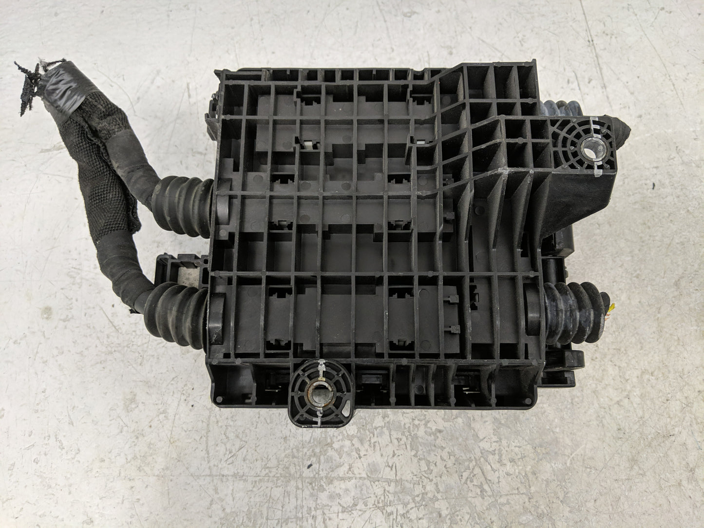 2020-2022 Chevrolet Traverse Fusebox Fuse Box Panel Relay Module P/N:7154-0936-30 Fits Fits 2019 2020 2021 2022 OEM Used Aut