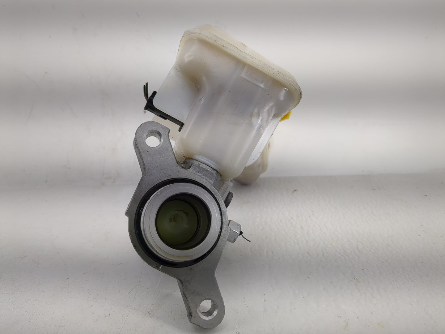 2017-2022 Chrysler Pacifica Brake Master Cylinder 1208672 - Oemusedautoparts1.com