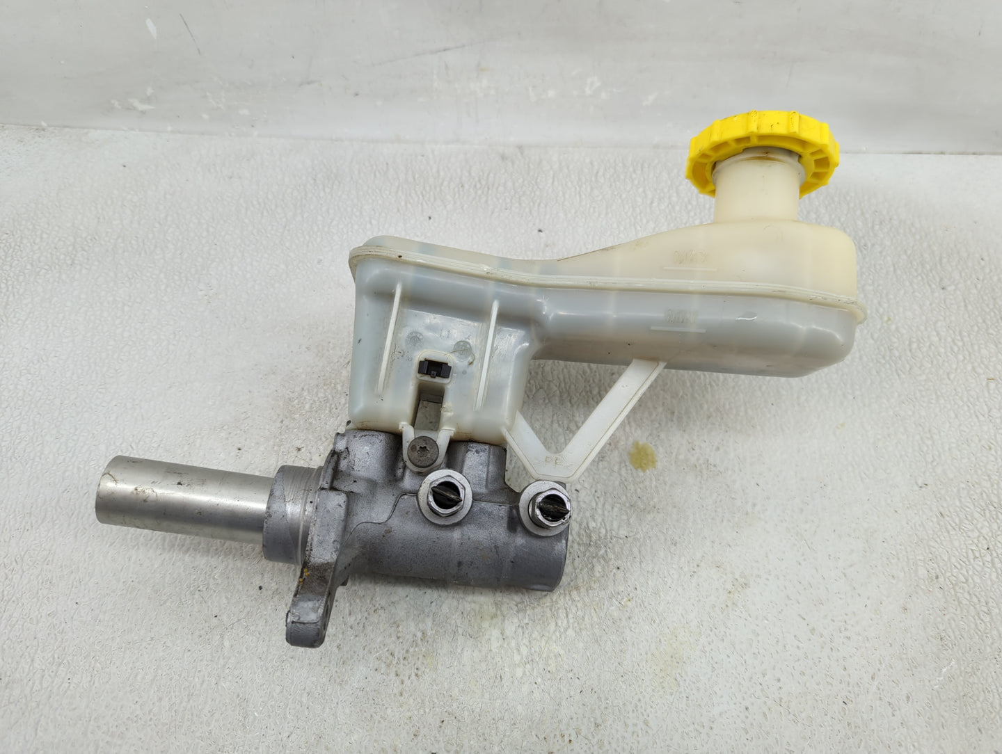 2020-2022 Chrysler Voyager Brake Master Cylinder - Oemusedautoparts1.com
