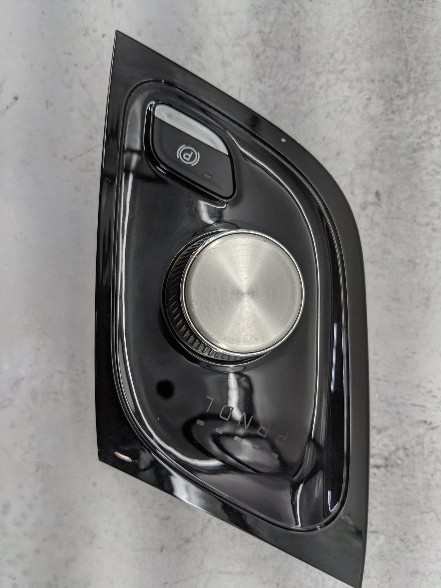 2021 Chrysler Voyager Floor Console Assembly Shifter Black 1478705 - Oemusedautoparts1.com