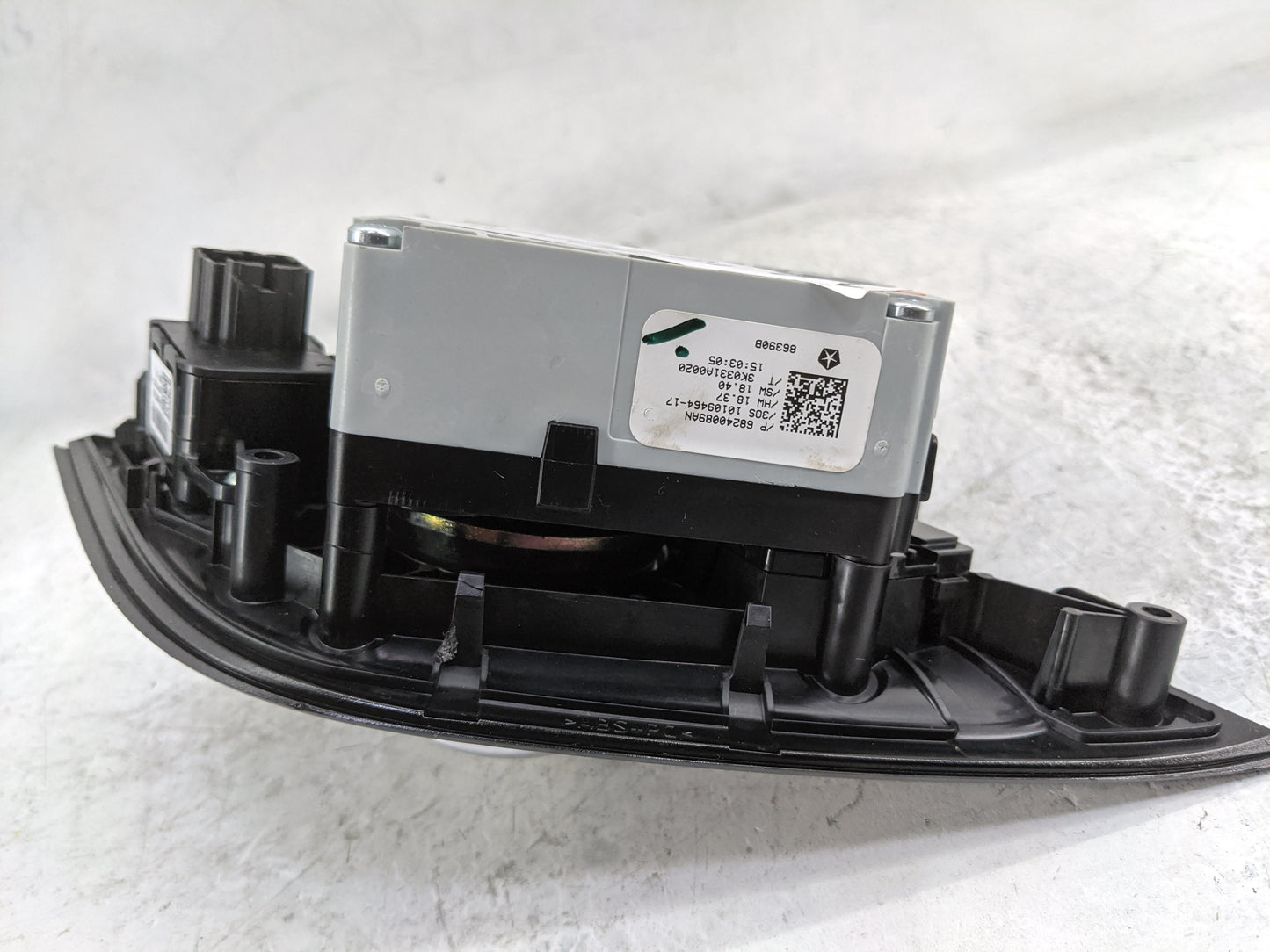 2021 Chrysler Voyager Floor Console Assembly Shifter Black 1478705 - Oemusedautoparts1.com