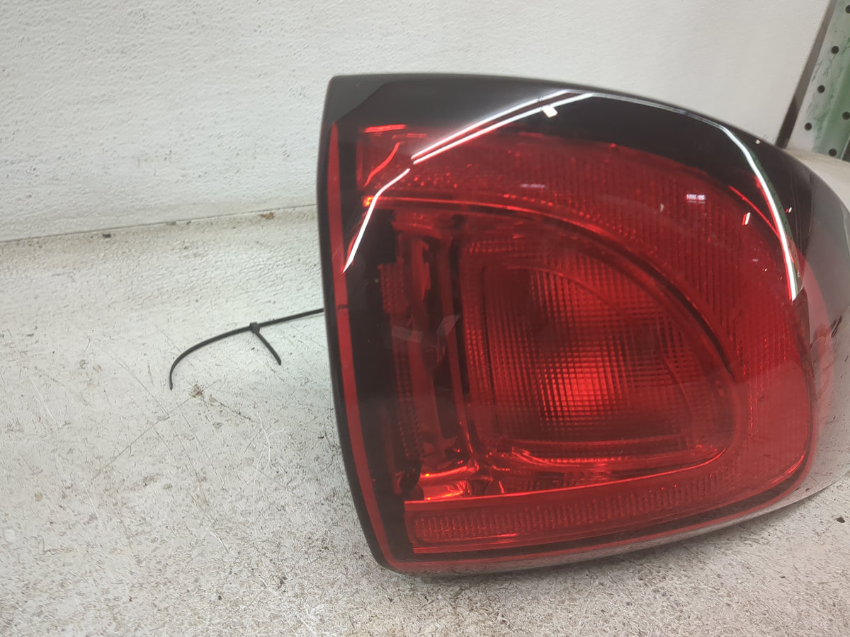 2020-2022 Chrysler Voyager Tail Light Assembly Driver Left OEM P/N:F00HTC4083 P68229029AD Fits Fits 2017 2018 2019 2020 2021