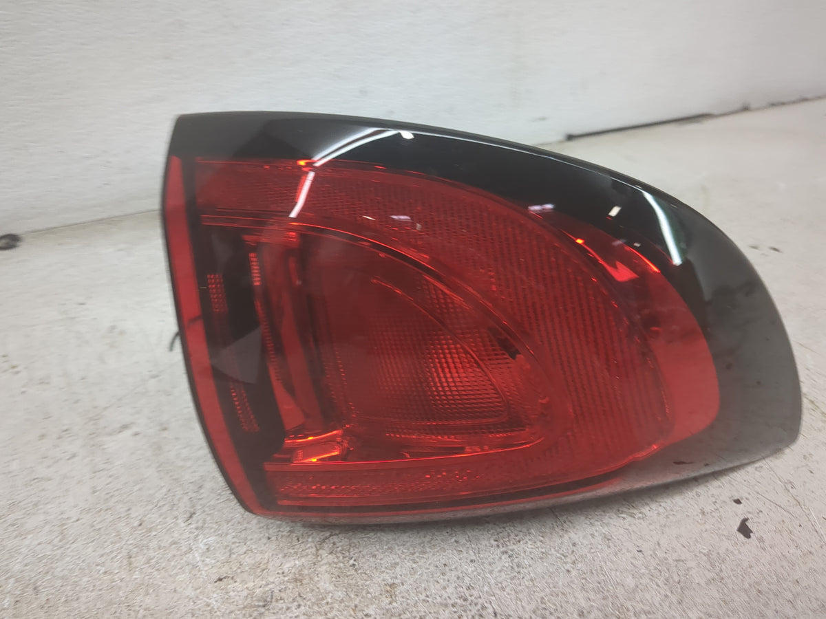 2020-2022 Chrysler Voyager Tail Light Assembly Driver Left OEM P/N:F00HTC4083 P68229029AD Fits Fits 2017 2018 2019 2020 2021