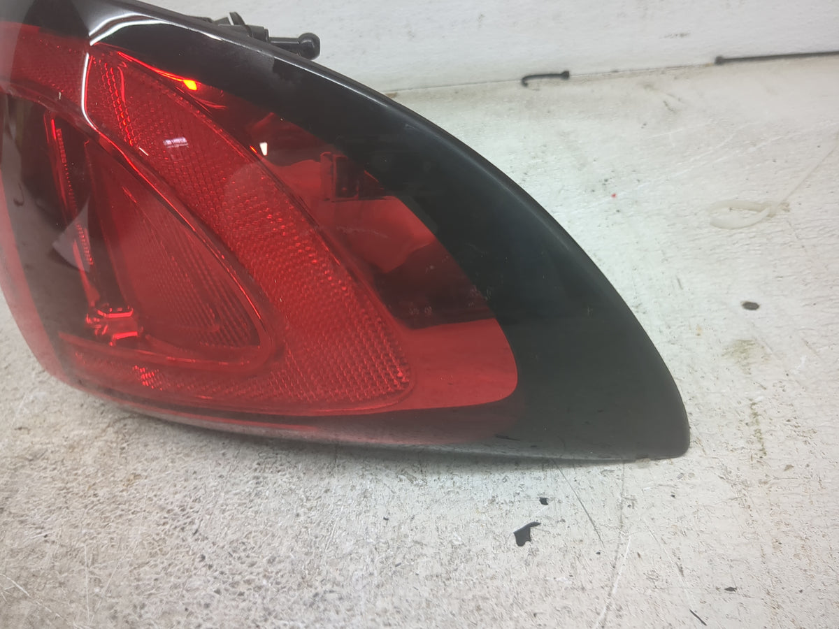 2020-2022 Chrysler Voyager Tail Light Assembly Driver Left OEM P/N:F00HTC4083 P68229029AD Fits Fits 2017 2018 2019 2020 2021