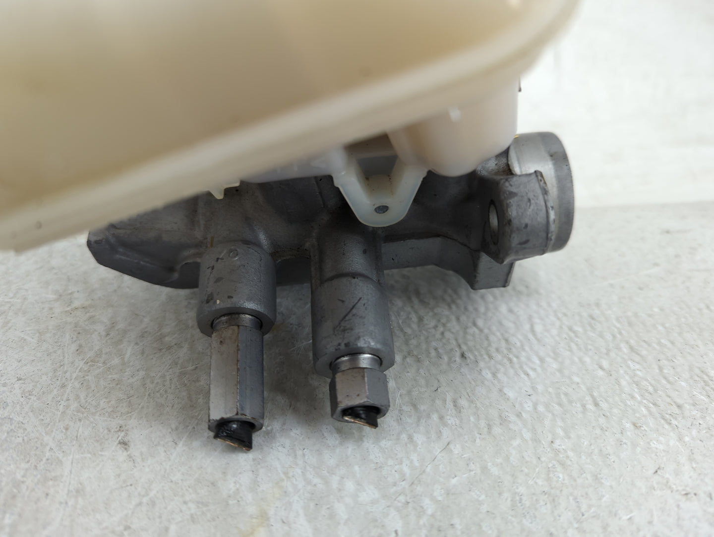 2016-2022 Dodge Durango Brake Master Cylinder - Oemusedautoparts1.com