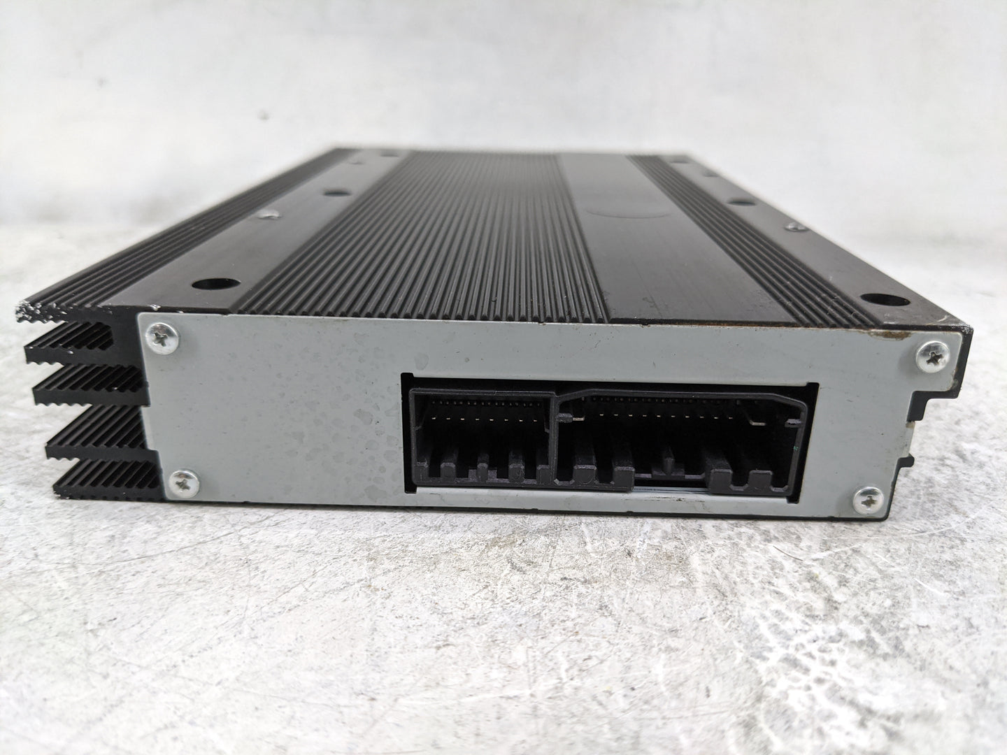 2016-2020 Dodge Durango Radio Speaker Amplifier 68303980aa - Oemusedautoparts1.com