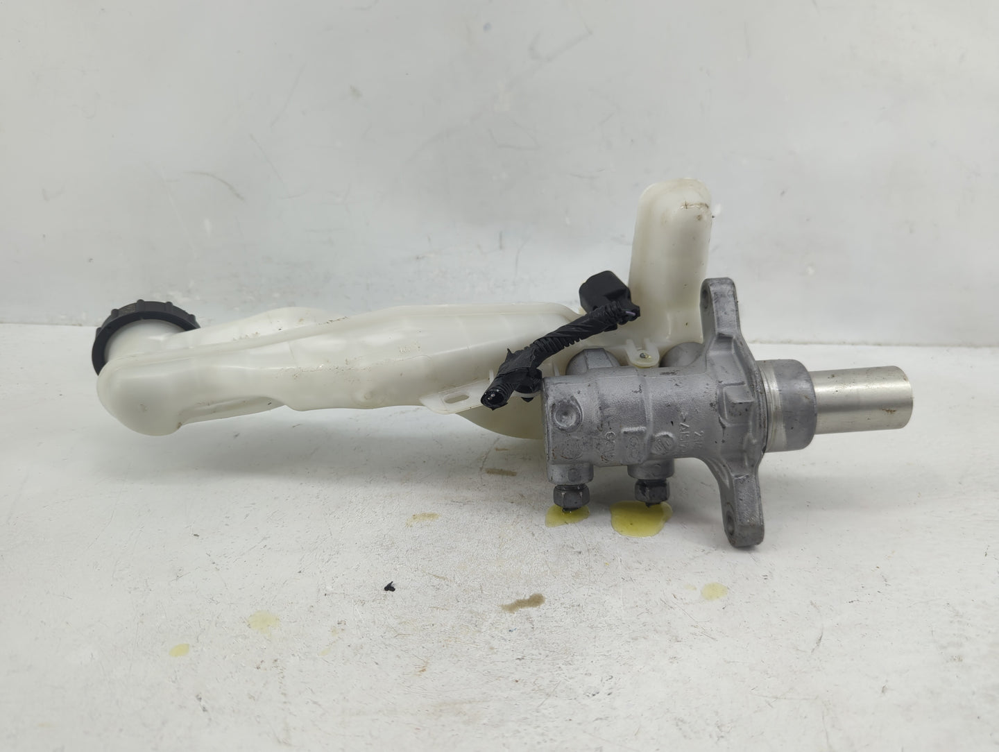 2015-2020 Ford Edge Brake Master Cylinder - Oemusedautoparts1.com
