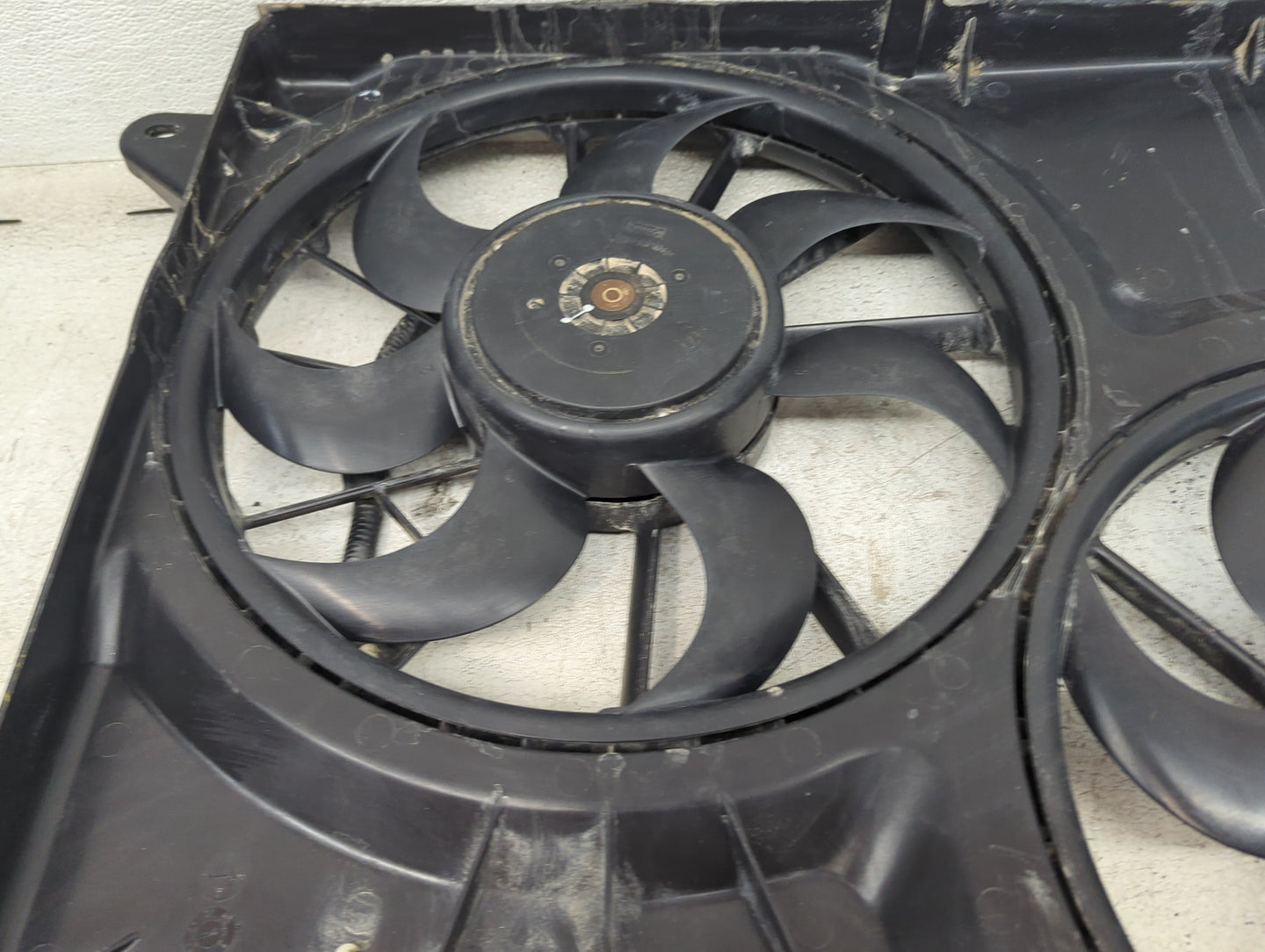 2021 Ford Edge Electric Radiator Cooling Fan Motor Assembly P/N:F2G3-8C607-DE EZG3-8C607-DE, K2GT-8C280-AD Fits OEM Used Aut